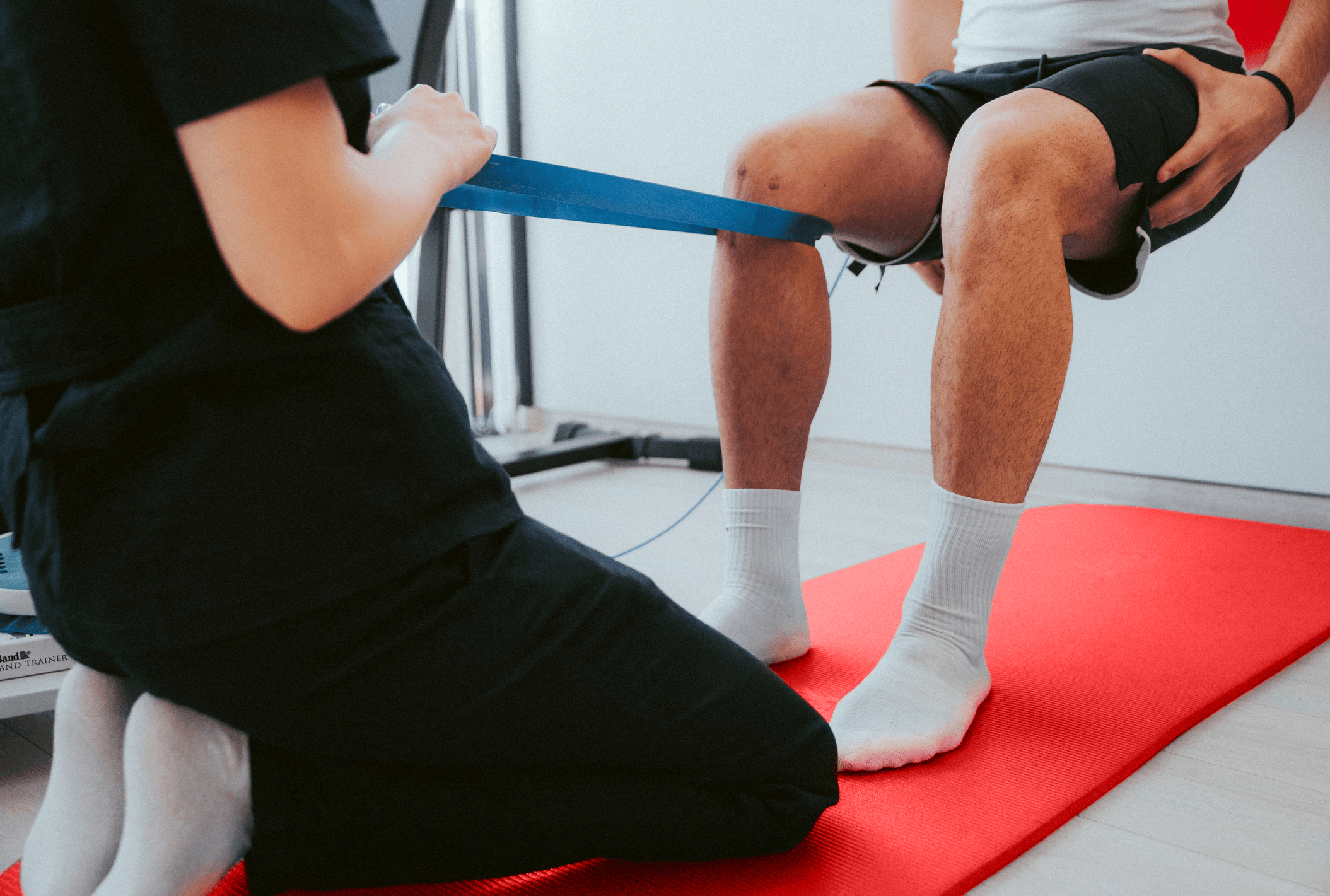 Patient aan het revalideren van kruisbandletsel met weerstandsband