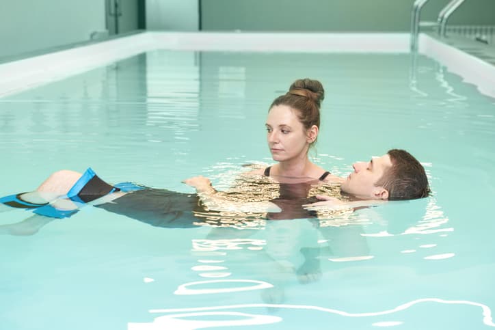 rehabilitation aquarehabilitation in pool physiotherapie