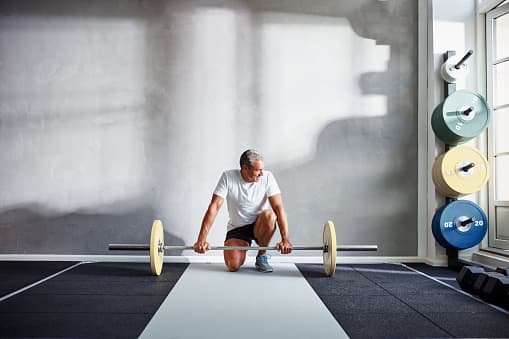 Oudere man krachttraining